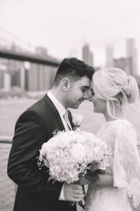 Romantic wedding photo blan white by Brooklyn bridge
