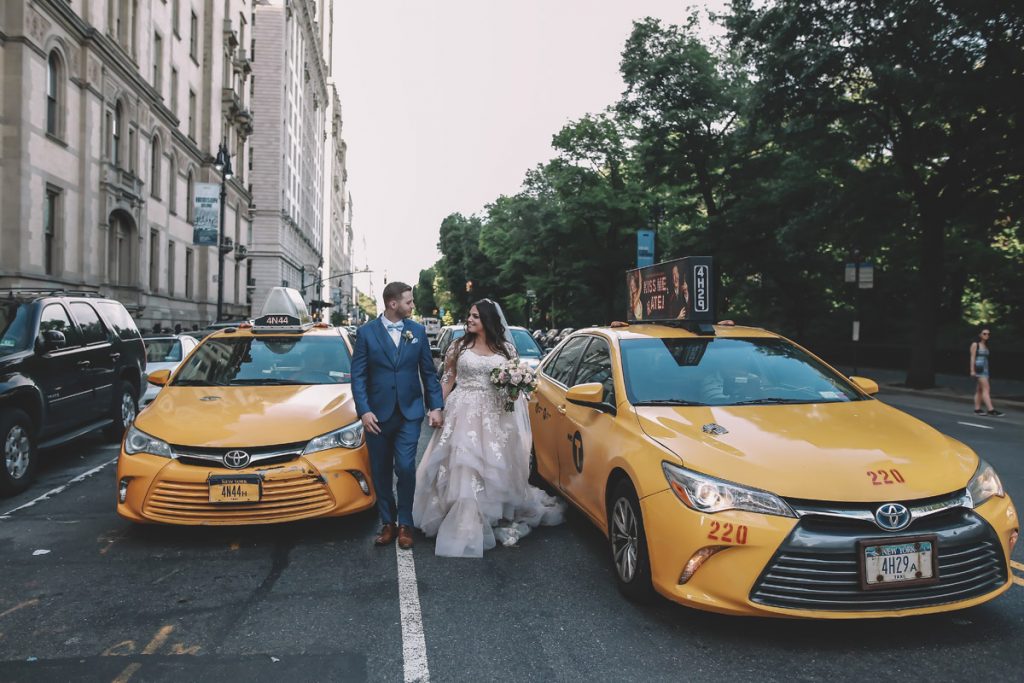 summer wedding central park brazilian couple in new york street and cabs2